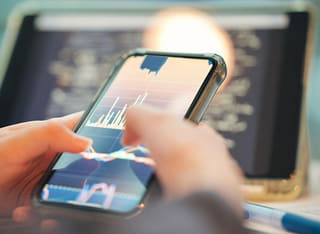 Investitore impegnato a controllare il processo trasparente di prelievo e di trasferimento dei fondi