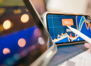 Trader che analizza opzioni forex, Bitcoin ed Ethereum su più mercati
